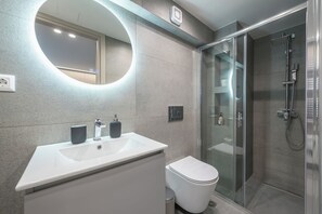 Dusche, Haartrockner, Handtücher