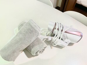 ヘアドライヤー、タオル、トイレットペーパー