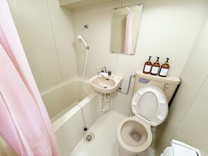 Secadora de cabello, toallas, papel de baño 