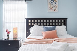 5 bedrooms, iron/ironing board, travel cot, free WiFi - Lock in your dates for the FIFA Cup season and surprise Dad with a FREE grilling gift card! (Davenport)