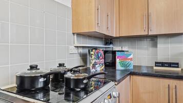 Geladeira, micro-ondas, fogão, cooktop