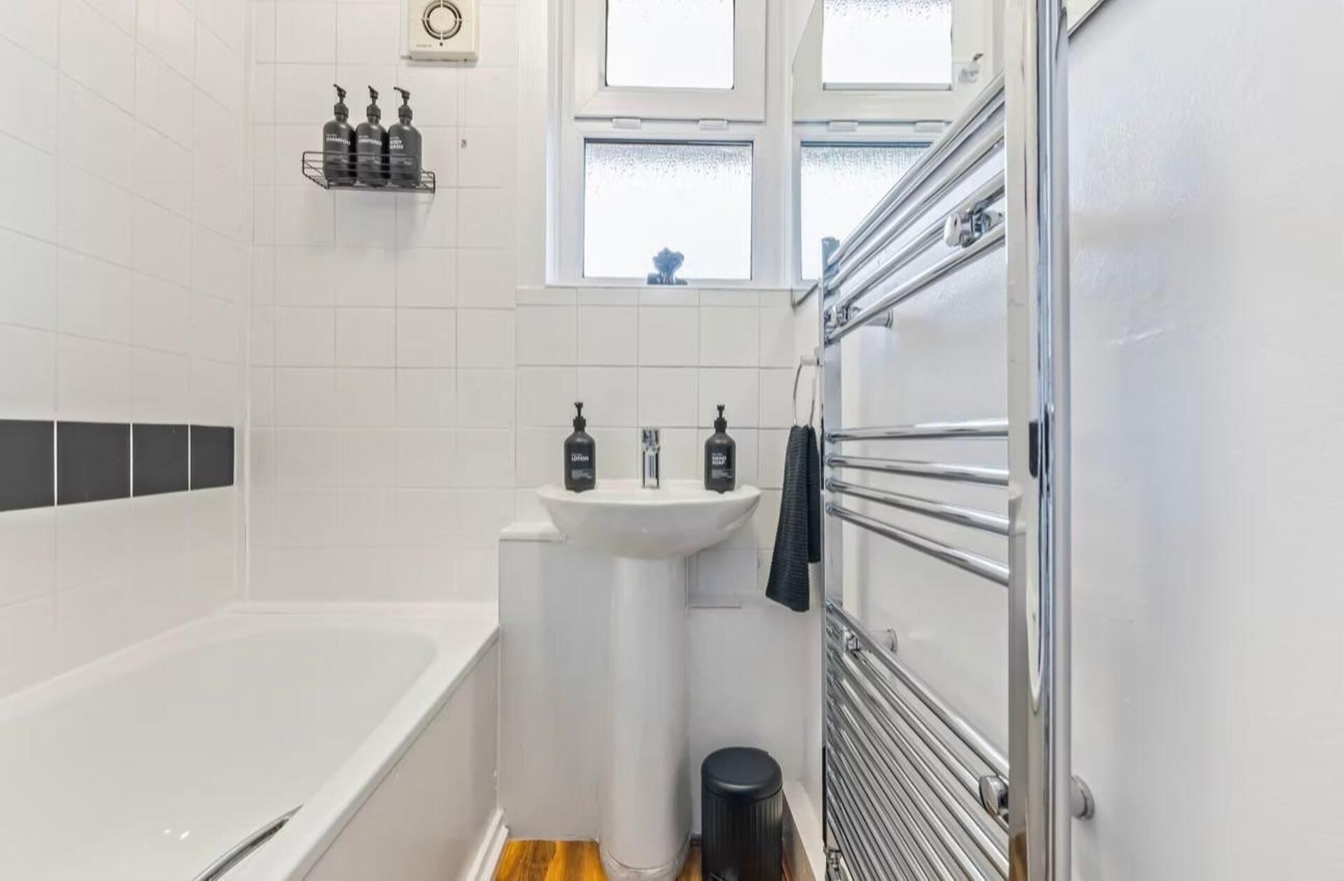 Deep-soaking bathtub, hair dryer, towels