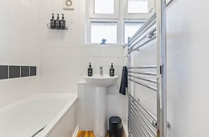 Komfortbadewanne, Haartrockner, Handtücher