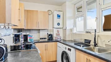 Geladeira, micro-ondas, fogão, cooktop