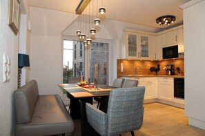 Dining - Exclusive, detached vacation home on the water with great canal views (Greetsiel)