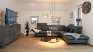 Living area - Exclusive, detached vacation home on the water with great canal views (Greetsiel)