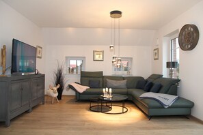 TV, books - Exclusive, detached vacation home on the water with great canal views (Greetsiel)
