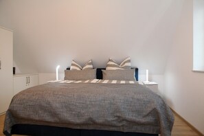 Desk, iron/ironing board, free WiFi - Exclusive, detached vacation home on the water with great canal views (Greetsiel)