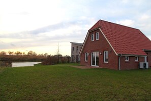 Exterior - Exclusive, detached vacation home on the water with great canal views (Greetsiel)