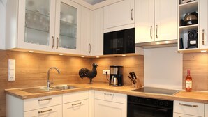 Private kitchen - Exclusive, detached vacation home on the water with great canal views (Greetsiel)
