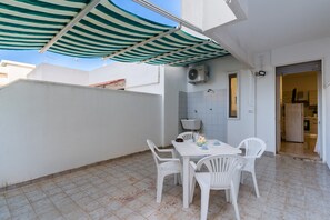 Outdoor dining - Apartment 'Casa Tramacere' with Shared Terrace and Air Conditioning (Baia Verde)