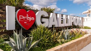 Un letrero con la leyenda 'I ♥ PRAJA GALLIPOLI' y un logotipo con forma de corazón.