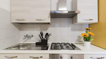 Refrigerador, horno, placa de cocina, utensilios de cocina