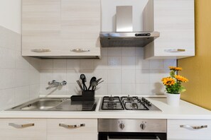 Fridge, oven, stovetop, cookware/dishes/utensils - Apartment 'Casa Tramacere' with Shared Terrace and Air Conditioning (Baia Verde)