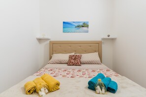 Bed sheets - Apartment 'Casa Tramacere' with Shared Terrace and Air Conditioning (Baia Verde)