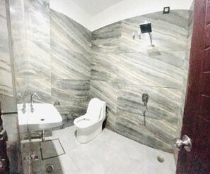 Deluxe Double Room | Bathroom | Shower, free toiletries, towels, soap - Hotel Green Apple  (Bareilly)