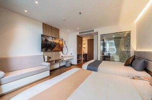 Escritorio, espacio para trabajar con laptop y cortinas blackout 