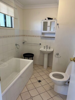 Secadora de cabello, toallas, jabón, papel de baño 