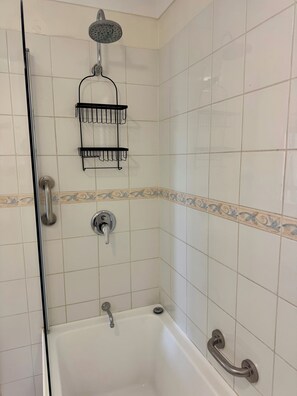 Hair dryer, towels, soap, toilet paper - Heritage York Wildflower Junior Suite with four poster bed in York town (York)