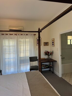1 habitación, tabla de planchar con plancha y ropa de cama
