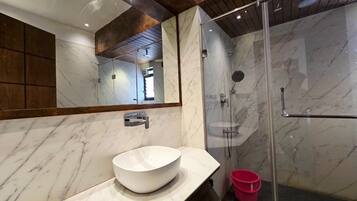 高級雙人房, 城市景 | 浴室 | 淋浴設備、提供毛巾、番梘