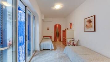 Fer et planche Ă repasser, draps fournis