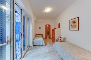 Iron/ironing board, bed sheets