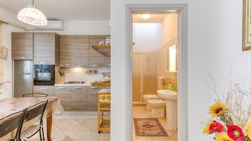 Frigorífico, horno, placa de cocina y utensilios de cocina