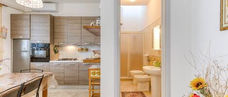 Réfrigérateur, four, plaque de cuisson