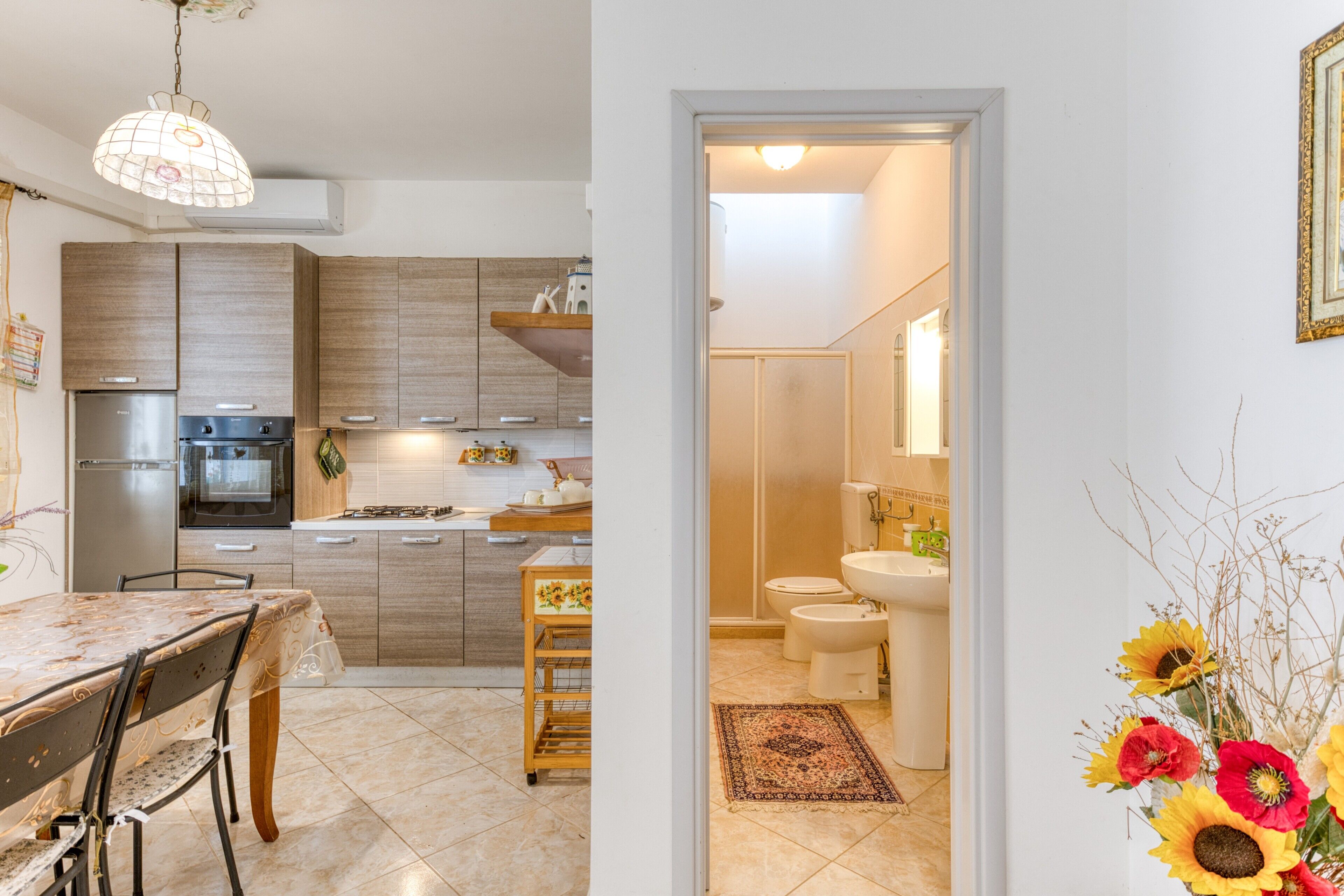 Frigorifero, forno, piano cottura, pentole/stoviglie/utensili