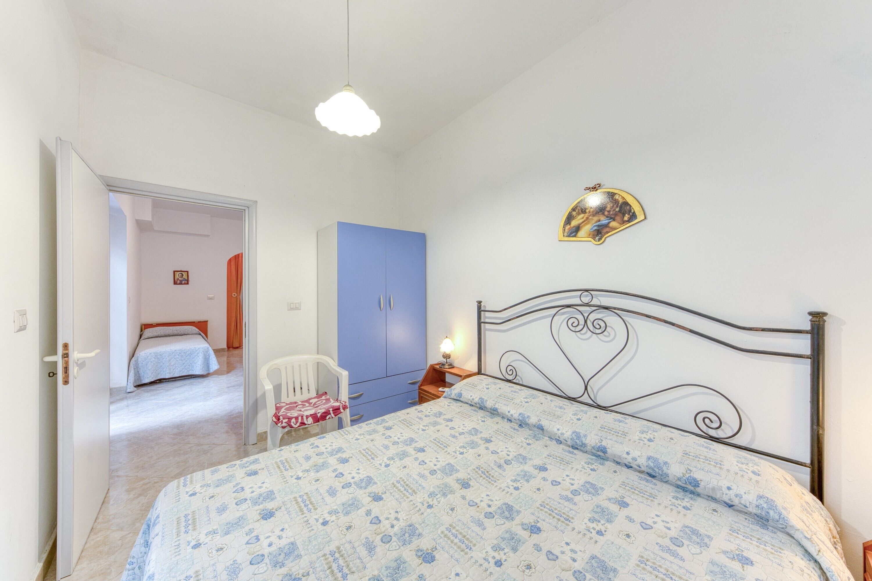 Een strijkplank/strijkijzer, beddengoed