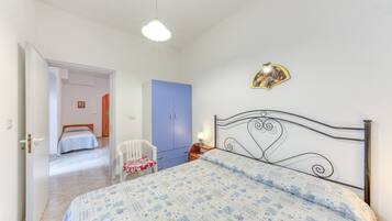 Een strijkplank/strijkijzer, beddengoed