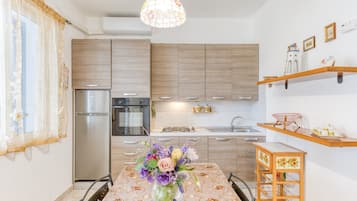 KylskÄp, ugn, spishÀll och grytor/köksredskap