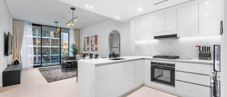 Kjøleskap, mikrobølgeovn, ovn og kokeplater