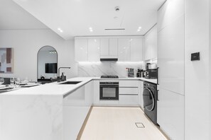 Fridge, microwave, oven, stovetop - Free housekeeping visits during your stay - StayShort - Chic 1 Bedroom Apartment that sleeps 4 in JVC! (JVC)