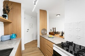 Microwave, stovetop, dishwasher - Cremorne - GER47 - Gerard Street - Convenient Living in the Heart of Cremorne (Cremorne)