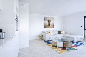 TV - Eiffel Tower: Panoramic Views & Seine – Luxury 2‑Bedroom Stay (París)
