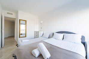 2 bedrooms, iron/ironing board, free WiFi, bed sheets - Eiffel Tower: Panoramic Views & Seine – Luxury 2‑Bedroom Stay (París)