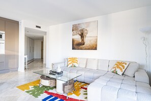 TV - Eiffel Tower: Panoramic Views & Seine – Luxury 2‑Bedroom Stay (París)
