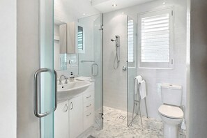 Bathroom - RAG25 - Balmoral Beach Lifesaver – Executive Listing (Mosman)