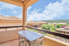 Outdoor dining - Studio apartment of approximately 28 square meters, 200 meters from the beachComprising a living room with a fully equipped kitchenette, a double sofa bed, and a bathroom with a shower.The apartment is on the first floor and features a furnished veranda  (Marinella)