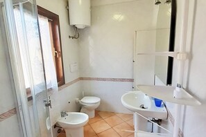 Bathroom - Studio apartment of approximately 28 square meters, 200 meters from the beachComprising a living room with a fully equipped kitchenette, a double sofa bed, and a bathroom with a shower.The apartment is on the first floor and features a furnished veranda  (Marinella)