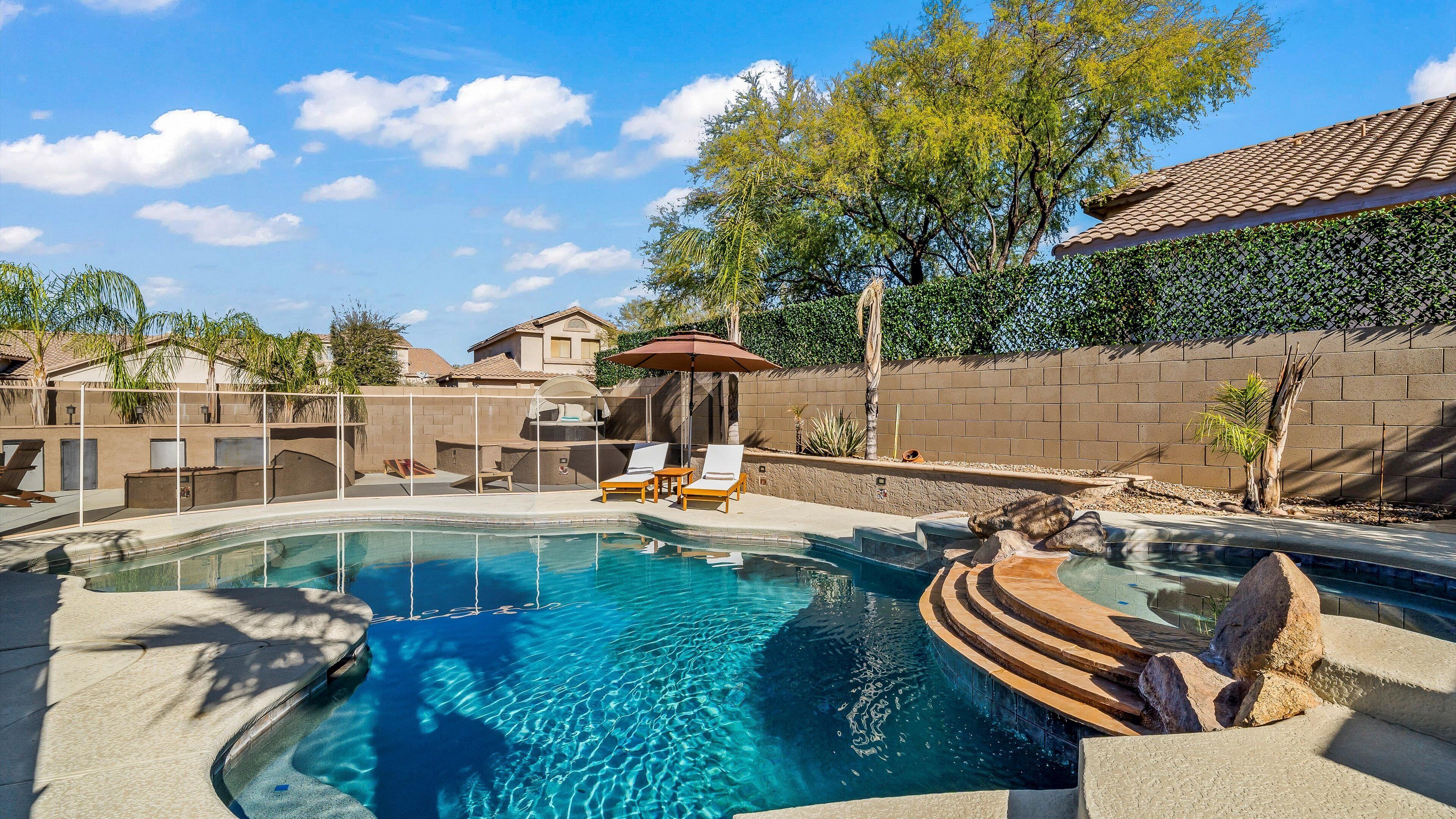 Una piscina al aire libre, una piscina climatizada