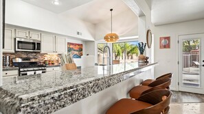 雪櫃、微波爐、焗爐、爐具