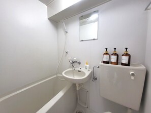 Haartrockner, Handtücher, Toilettenpapier
