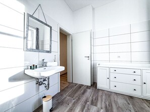 Shower, towels
