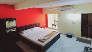 Un dormitorio con cama, mesita de noche, silla y armario.