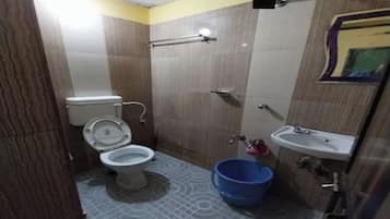 Executive Room | Bathroom | Towels, soap, shampoo, toilet paper