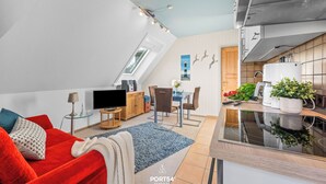 Un apartamento moderno con comedor, cocina y sala de estar.