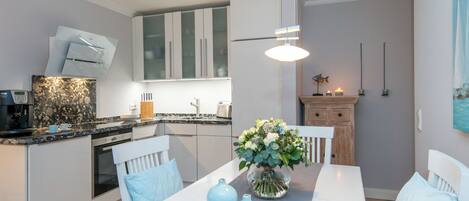 ثلاجة، فرن، موقد طهي مسطح، غسالة أطباق